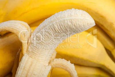 Banane, leicht geöffnet