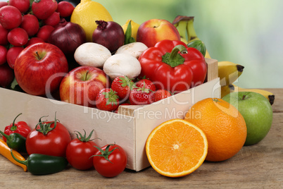 Gesunde Ernährung Früchte und Gemüse in Kiste