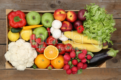 Gesunde Ernährung Obst und Gemüse in Kiste von oben