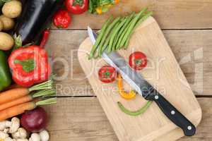 Essen zubereiten Gesicht aus Gemüse auf Küchenbrett