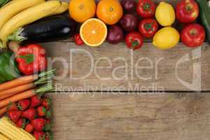 Obst, Früchte und Gemüse auf Holzbrett mit Textfreiraum