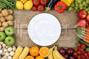 Gemüse und Früchte mit leerem Teller