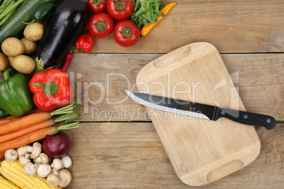 Gemüse zubereiten und schneiden Messer auf Küchenbrett