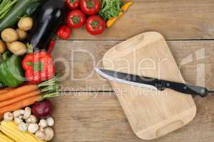 Gemüse zubereiten und schneiden Messer auf Küchenbrett
