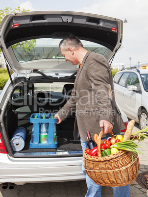 Man lifts Basket water tank in the car