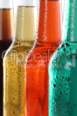 Getränke mit Cola und Bier in Flaschen