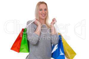 Blonde Frau beim Einkaufen mit Einkaufstaschen
