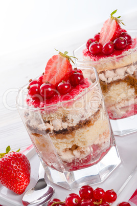 Strawberry - currant crumble Dessertt