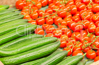 Tomaten und Gurken zum Verkauf