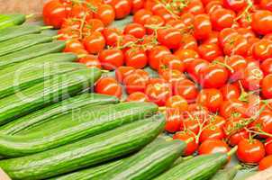 Tomaten und Gurken zum Verkauf