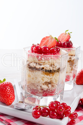 Strawberry - currant crumble Dessertt