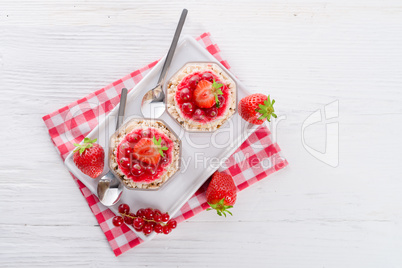 Strawberry - currant crumble Dessertt