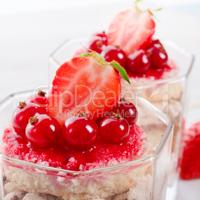 Strawberry - currant crumble Dessertt