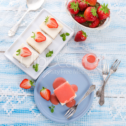 Cheese cake with strawberry sauce