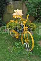 Gelbes Fahrrad mit Blumenschmuck