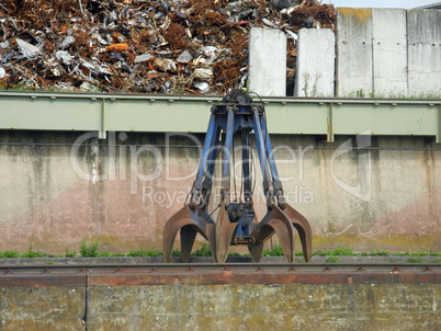 Greifer an einem Schrottplatz