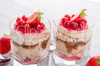 Strawberry - currant crumble Dessertt