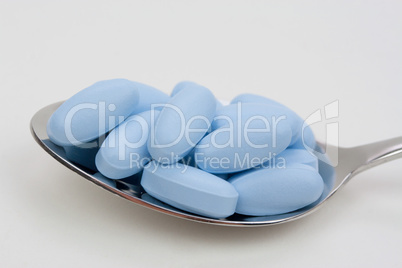 Loeffel mit blauen Tabletten