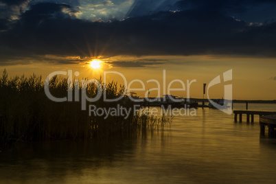 Kleiner Yachthafen bei Sonnenuntergang