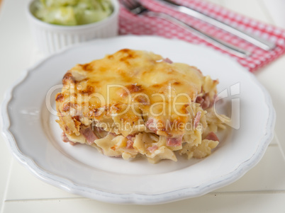 Überbackene Schinkelfleckerl mit Salat