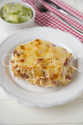 Überbackene Schinkelfleckerl mit Salat