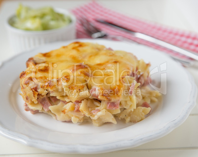 Überbackene Schinkelfleckerl mit Salat