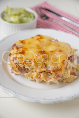 Überbackene Schinkelfleckerl mit Salat