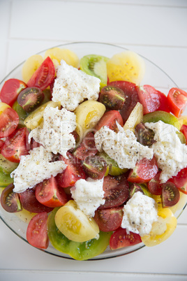 Bunter Tomatensalat mit Mozzarella