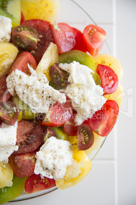 Bunter Tomatensalat mit Mozzarella