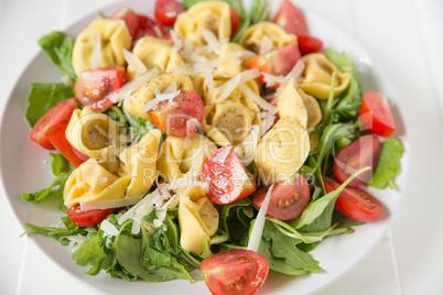 Tortellini mit Kräutern und Tomaten