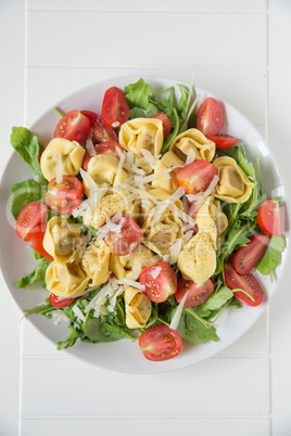 Tortellini mit Kräutern und Tomaten