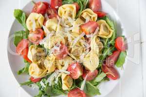 Tortellini mit Kräutern und Tomaten