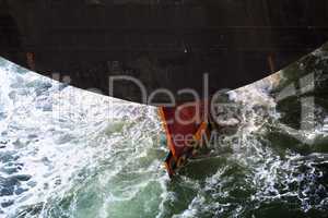 Heck eines Tankers auf dem Nord-Ostsee-Kanal in Kiel, Deutschlan