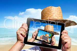Tablet PC mit einem Urlaubsgruß als Foto