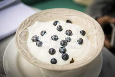 Müsli mit frischen Heidelbeeren und Joghurt