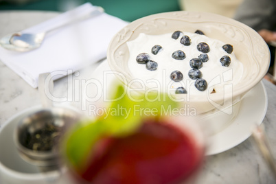 Müsli mit frischen Heidelbeeren und Joghurt