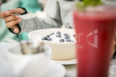 Müsli mit frischen Heidelbeeren und Joghurt