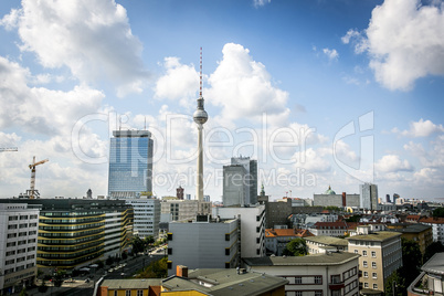 Alexanderplatz Berlin mit Wolkenhimmel