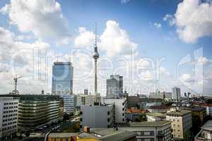 Alexanderplatz Berlin mit Wolkenhimmel