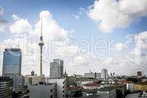 Alexanderplatz Berlin mit Wolkenhimmel