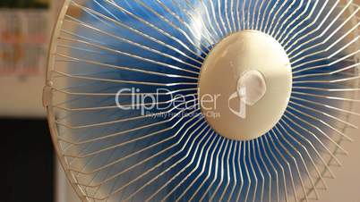 Oscillating fan spinning with rotating blades