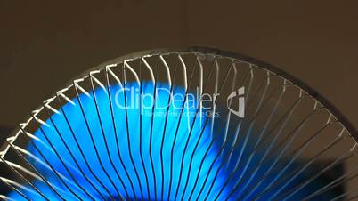 Oscillating fan spinning with rotating blades