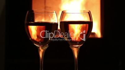 Zwei Weingläser vor einem Kaminfeuer