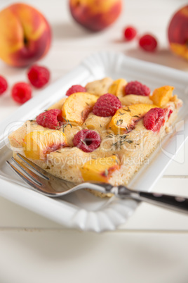 Kuchen mit Aprikosen und Himbeeren