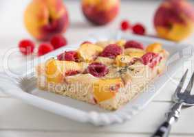Kuchen mit Aprikosen und Himbeeren