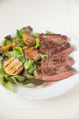 Steak mit Salat