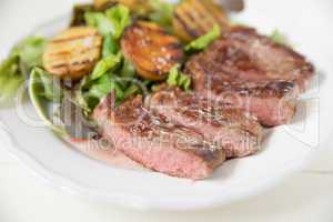 Steak mit Salat