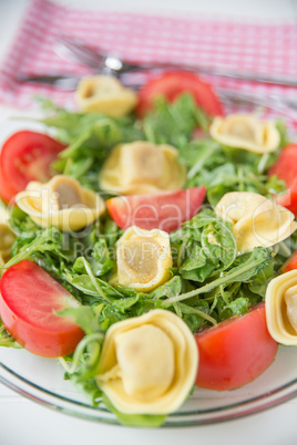 Tortellini mit Kräutern und Tomaten