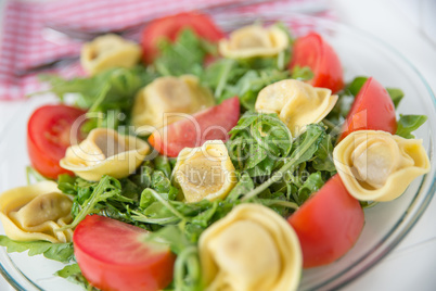 Tortellini mit Kräutern und Tomaten