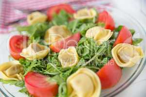 Tortellini mit Kräutern und Tomaten